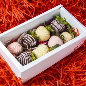 Love Box for Valentines Day hola Keto Desserts Dubai Abu Dhabi Sharjah Al Ain Fujairah Ajman UAE
